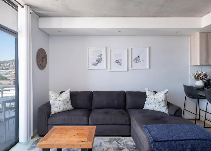 Modern Two Bedroom Unit, Mountain & Harbour Views