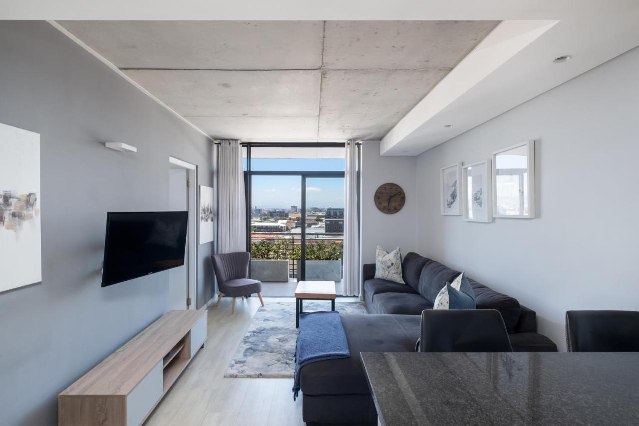 Modern Two Bedroom Unit, Mountain & Harbour Views *